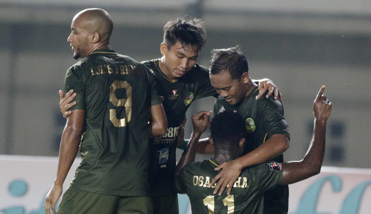 Para pemain Tira Persikabo, merayakan gol yang dicetak oleh Osas Saha, ke gawang Perseru Serui pada laga Piala Presiden 2019 di Stadion Si Jalak Harupat, Jawa Barat, Kamis (7/3). (Bola.com/M Iqbal Ichsan)