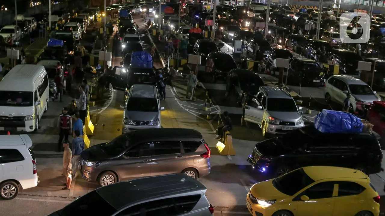 Puncak Arus Mudik Lebaran 2025 di Pelabuhan Merak, Ribuan Mobil Antre Masuk Kapal
