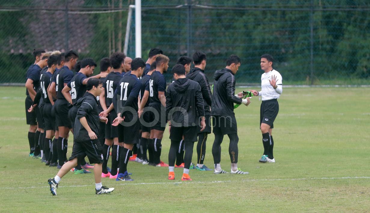 Pelatih Thailand, Kiatisuk Senamuang memberikan arahan kepada pemainnya usai berlatih di Lapangan Sekolah Pelita Harapan, Sentul, (12/12/2016). (Bola.com/Nicklas Hanoatubun)