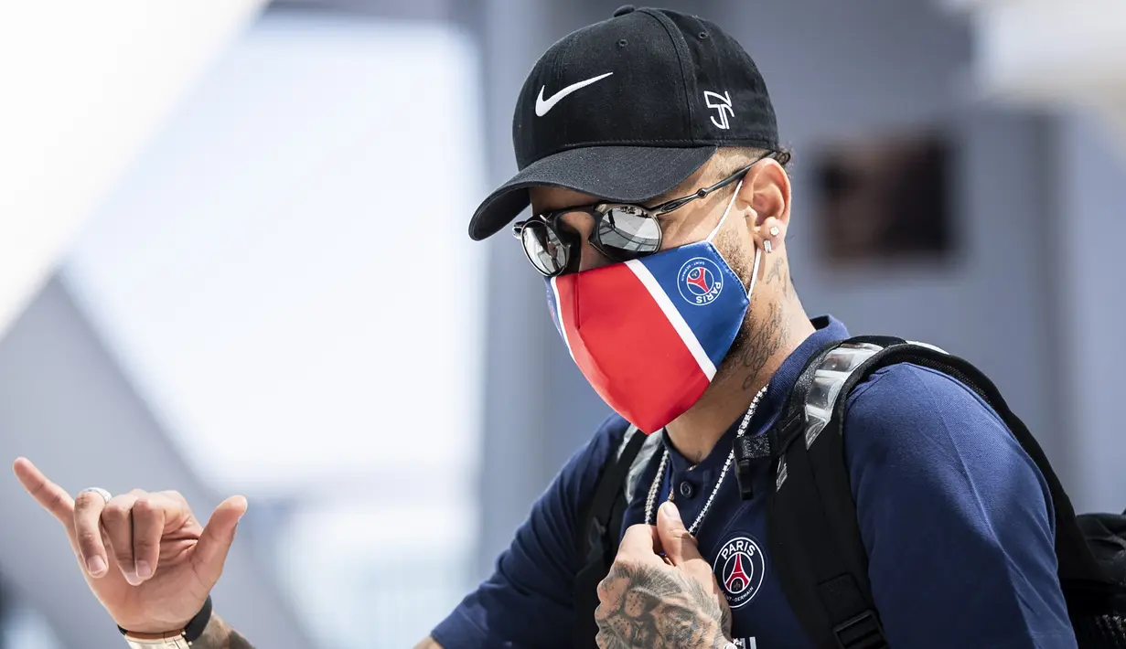 Pemain Paris Saint-Germain Neymar meninggalkan hotel tim di Lisbon, Portugal, 24 Agustus 2020. Neymar beserta Angel Di Maria dan Leandro Paredes dinyatakan positif terpapar virus corona COVID-19. (CARLOS COSTA/AFP)