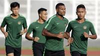 Pemain Timnas Indonesia U-22, Marinus Wanewar dan Osvaldo Haay, saat latihan di Stadion Madya, Senayan, Jakarta, Senin (4/3). Latihan tersebut untuk persiapan kualifikasi Piala AFC U-23. (Bola.com/M Iqbal Ichsan)