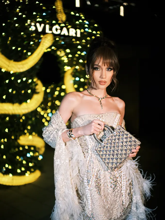 6 Pesona Cinta Laura di Bulgari Exhibition Shanghai, Smokey Eyes Dramatis dan Gaya Rambut Berponi yang Feminin