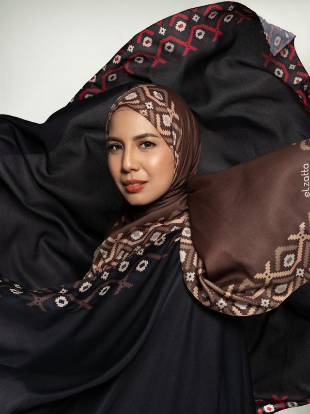 Tya Ariestya Bersama Marini Zumarnis Tampil dengan Scraf Koleksi Ramadan