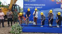 Direktur Utama PT. Nirvana Wastu Prawara Radhika, sekaligus pengelola Citimall Garut, Teges Prita Soraya, bersama Wabup Garut Helmi Budiman, dalam groundbreaking Citimall Garut. (Liputan6.com/Jayadi Supriadin)