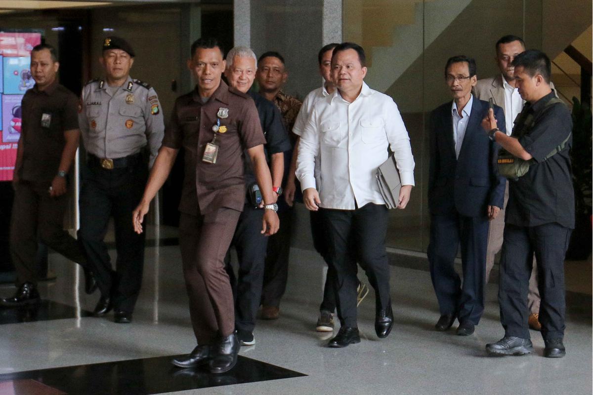 Eks Dirjen Imigrasi Ronny F Sompie usai diperiksa KPK terkait kasus Harun Masiku