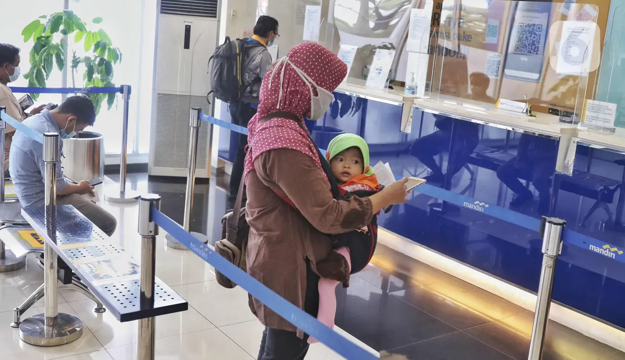 Nasabah antre melakukan transaksi perbankan di KCU Bank Mandiri Bintaro, Tangerang Selatan, Banten, Jumat (26/2/2021). Syarat 3 T yang ditetapkan LPS yakni Tercatat, Tingkat bunga simpanan tidak lebihi bunga penjaminan LPS, dan Tidak menyebabkan bank menjadi bank gagal. (Liputan6.com/Angga Yuniar)