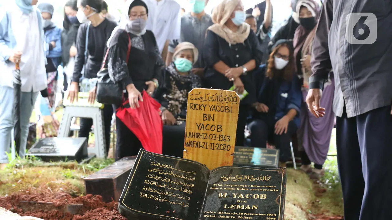 Suasana Hujan dan Haru Iringi Pemakaman Mantan Penggawa Timnas Indonesia Ricky Yacobi