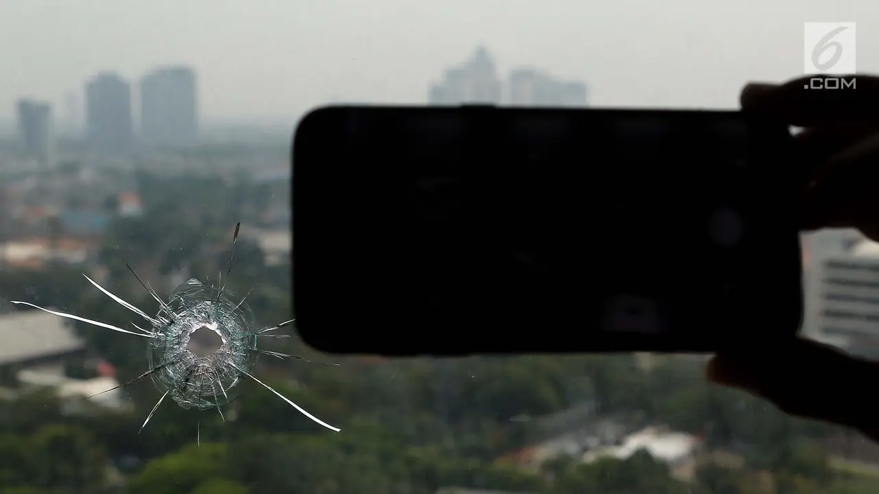 Kondisi Kaca Ruang Anggota DPR Akibat Peluru Nyasar