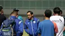Pelatih Arema FC, Aji Santoso memberikan arahan sebelum memimpin sesi latihan Singo Edan jelang menghadapi Pusamania Borneo FC pada Babak Final Piala Presiden 2017 di Stadion Pakansari, Bogor, Jumat (10/3/2017). (Bola.com/Nicklas Hanoatubun)