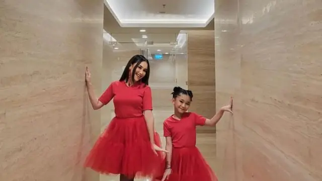 8 Potret Kompak Ayu Ting Ting dan si Bilqis Pakai Baju Kembaran, Bak Pinang Dibelah Dua