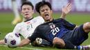 Pemain Jepang, Takefusa Kubo (kanan) berebut bola dengan pemain China, Li Yuanyi pada laga putaran ketiga Grup C Kualifikasi Piala Dunia 2026 yang berlangsung di Saitama Stadium, Saitama, Jepang, Kamis (05/09/2024) WIB. (AP Photo/Shuji Kajiyama)