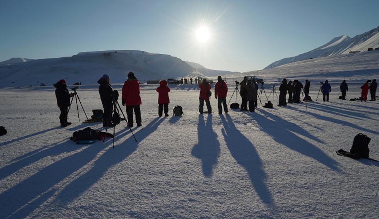 Sejumlah wisatawan saat menanti fenomena gerhana matahari total dari Kepulauan Svalbard, Norwegia, Jumat (20/3/2015). (AFP PHOTO/STAN HONDA)