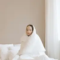 Ilustrasi perempuan yang sedang sakit saat cuaca dingin | copyright pexels.com/Anna Nekrashevich