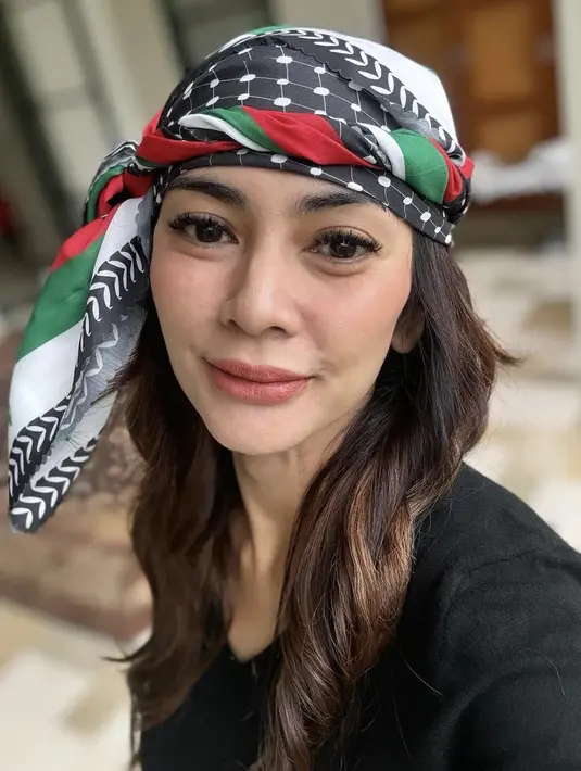 Ia juga menghadirkan gaya yang begitu sederhana. Biasanya, pulasan makeup hanya fokus di area tertentu, kali ini mata. Eyelashes lentik menbuat tampilannya begitu fresh. [Foto: Instagram/ Masayu Anastasia]