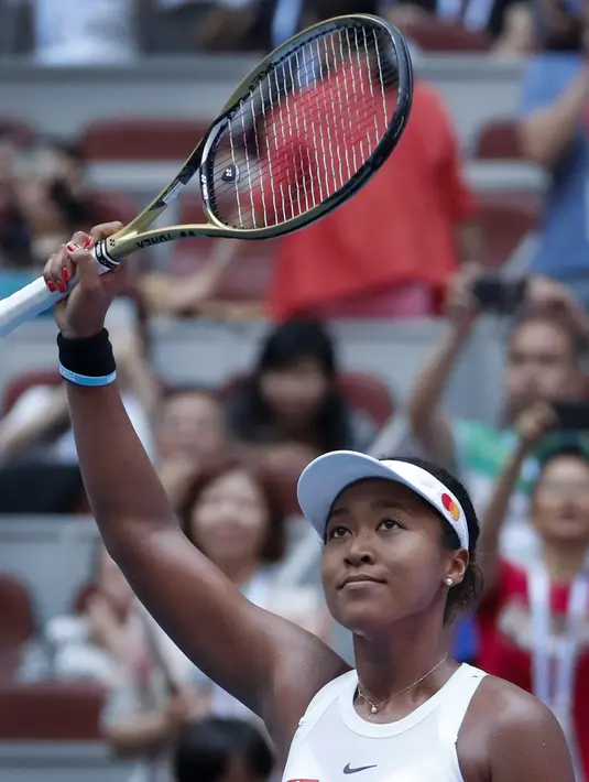 Petenis Jepang, Naomi Osaka menyapa usai mengalahkan Alison Riske dari AS pada putaran ketiga pertandingan tunggal putri China Terbuka 2019 di National Tennis Center, China (3/10/2019). Naomi menang dengan skor 6-4, 6-0. (AP Photo/Andy Wong)