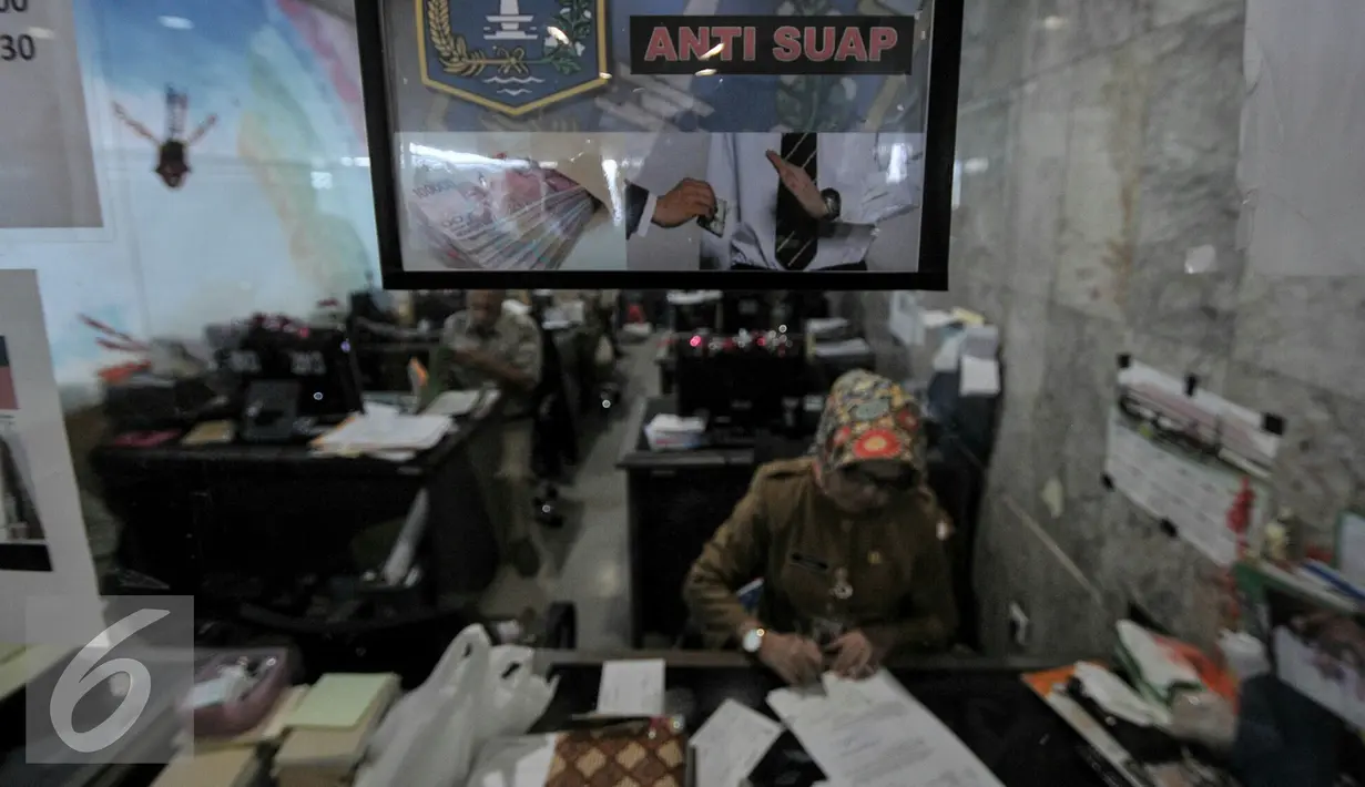 Sejumlah PNS tengah melakukan aktifitas kerja di ruangan, Jakarta, Senin (11/7). ‎Gubernur Basuki T Purnama mengancam akan memberikan sanksi pada PNS di lingkungan Pemprov DKI apabila tidak masuk usai libur lebaran. (Liputan6.com/Yoppy Renato)