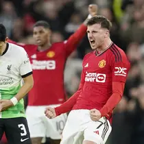 Pemain Manchester United, Mason Mount, merayakan kemenangan di depan pemain Liverpool pada babak perempat final Piala FA 2023/2024 di Old Trafford, Minggu (17/03/2024). (AP Photo/Dave Thompson)