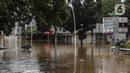Suasana banjir di kawasan Kemang, Jakarta, Sabtu (20/2/2021). Curah hujan yang tinggi menyebabkan kawasan tersebut terendam banjir setinggi orang dewasa. (Liputan6.com/Johan Tallo)