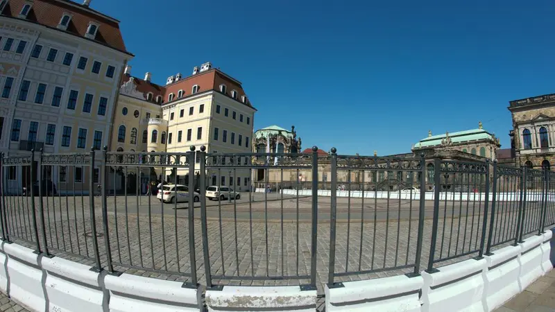 Pembatas di depan hotel Taschenbergpalais Kempinski, Jerman, tempat diadakannya pertemuan Bilderberg Group