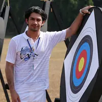 Aktor Indonesia, Reza Rahadian, kembali memerankan tokoh penting Indonesia. Kali ini dalam film '3 Srikandi', Reza berperan sebagai pelatih atlet panahan Indonesia, Donald Pandiangan. (galih W. Satria/Bintang.com)