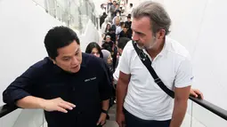 Ketua umum PSSI, Erick Thohir (kiri) berbincang dengan FIFA Team Project Venue Management, Christian Schmolzer saat akan mencoba kereta cepat Whoosh dari Stasiun Halim, Jakarta, ke Stasiun Tegalluar, Bandung, pada Senin (9/10/2023). (Bola.com/Abdul Aziz)