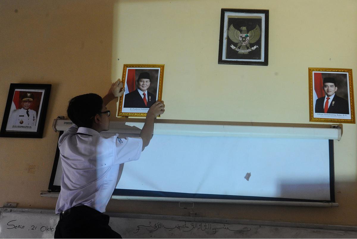 Murid sekolah pasang foto Presiden Prabowo di ruang kelas