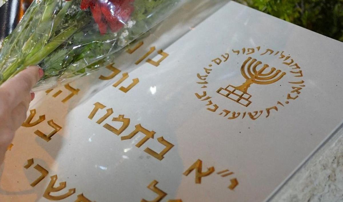 Pada Maret 1990, agen Mossad membunuh seorang ilmuwan Kanada, Gerald Bull, yang merancang senjata super untuk Irak. Ia dibunuh di apartemennya di Brussel, Belgia. Pembunuhan ini sukses menghentikan proyek pembuatan senjata itu.&nbsp;
