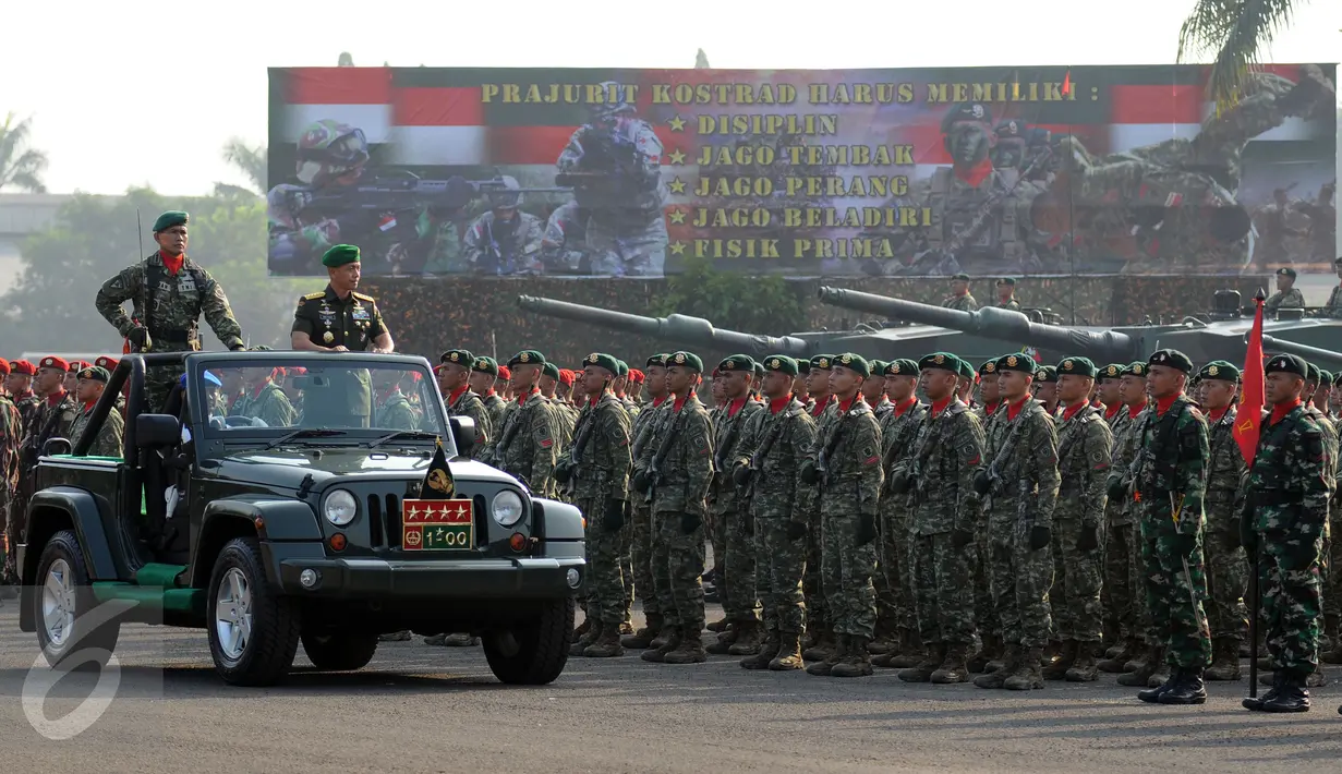 KASAD Jenderal TNI Mulyono memeriksa pasukan saat upacara serah terima jabatan di Markas Divisi Infanteri I Kostrad, Cilodong, Depok, Jabar, Jumat (31/7/2015). Sepuluh PerwiraTinggi TNI AD melakukan serah terima jabatan. (Liputan6.com/Helmi Fithriansyah)