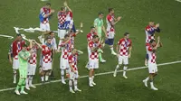 Pemain Kroasia membalas dukungan dari fans mereka pada akhir pertandingan final Piala Dunia 2018 melawan di Stadion Luzhniki di Moskow, Rusia, Minggu, (15/7/2018). Kroasia kalah 2-4). (AP Photo / Rebecca Blackwell)