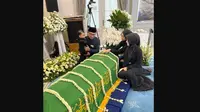 Istri Gubernur Jawa Barat Ridwan Kamil, Atalia Praratya mengunggah prosesi pemakaman sang anak, Emmeril Kahn Mumtadz atau Eril. (Instagram @ataliapr)