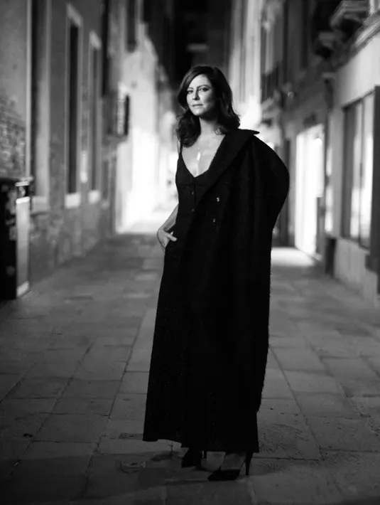 Anna Mouglalis memakai dress panjang hitam koleksi ready-to-wear Chanel Spring Summer 2021