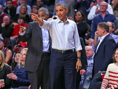 President Amerika Serikat Barack Obama melempar bola pada pembukaan NBA antara  Cleveland Cavaliers melawan Chicago Bulls di Chicago, Selasa(27/10/2015). (Via REUTERS / Mandatory Credit: Dennis Wierzbicki-USA TODAY Sports)