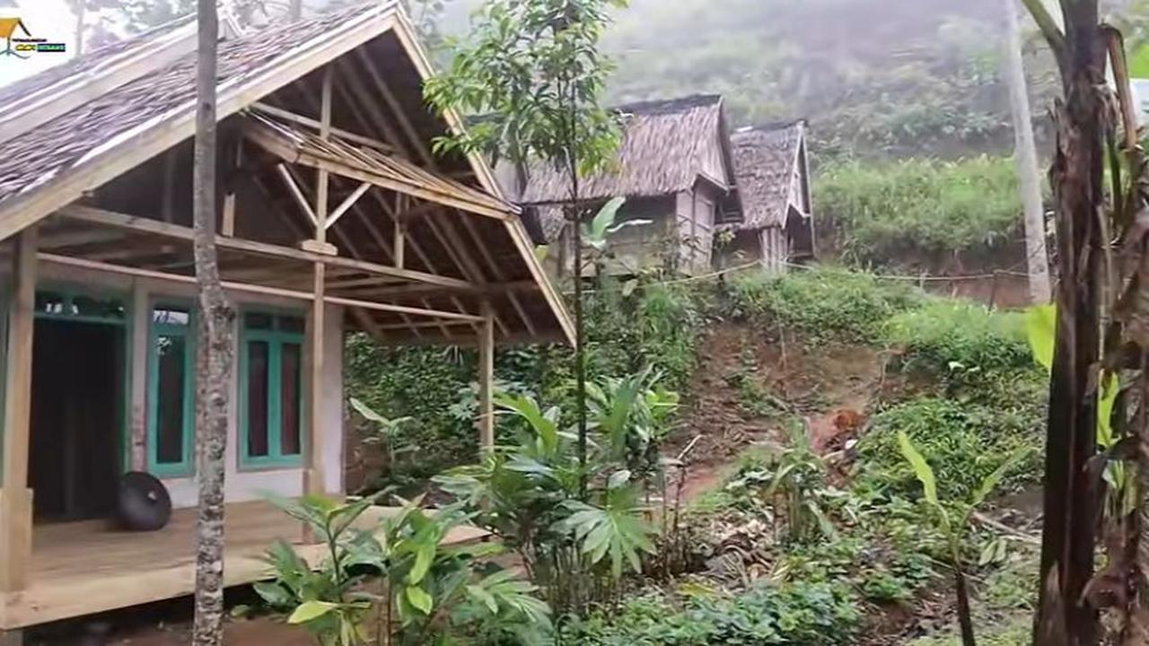 Beginilah penampakan salah satu rumah yang ada di desa adat Lebak Hariang. <br>