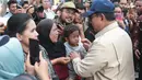 Presiden Prabowo Subianto menyapa warga yang berkumpul di sekitar Stasiun LRT Manggarai, Jakarta, Rabu (16/9/2026). Prabowo menghampiri masyarakat setelah menyelesaikan rangkaian peresmian LRT Jakarta rute Kelapa Gading-Manggarai. (KLY/Budy Santoso)