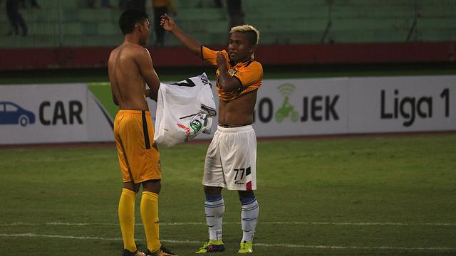 Pemain Bhayangkara FC, Dendy Sulistyawan, dan penggawa Persela Lamongan, Fahmi Al Ayyubi