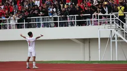 Pemain Timnas Indonesia U-16, Muhamad Zahaby Gholy melakukan selebrasi setelah mencetak gol ke gawang Vietnam pada laga perebutan tempat ketiga Piala AFF U-16 2024 di Stadion Manahan, Solo, Jawa Tengah, Rabu (7/3/2024). (Bola.com/Abdul Aziz)