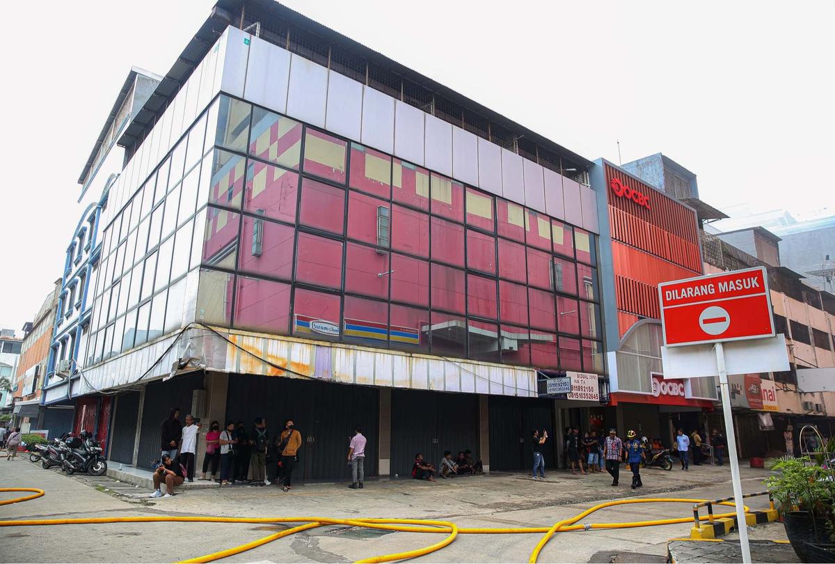 Suasana Glodok Plaza pascakebakaran dahsyat