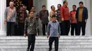 Presiden Joko Widodo dan Wapres Jusuf Kalla bersiap untuk foto bersama dengan sejumlah Menteri Kabinet Kerja Periode 2014-2019 saat acara perpisahan di Istana Negara, Jakarta, Jumat (18/10/2019). (Istimewa)