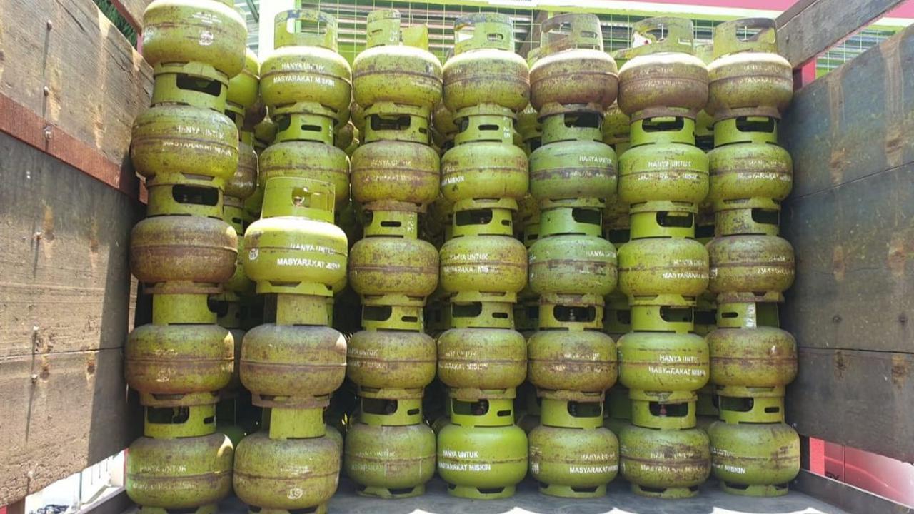 "Kelangkaan hanya ada di tingkat pengecer, mengingat diberlakukannya aturan KTP titik serah terakhir gas LPG 3 kg adalah di pangkalan," ujar Jansen . <br>