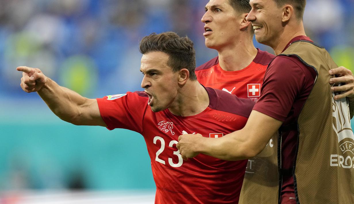 Skor penyeimbang akhirnya tiba di menit ke-68. Xherdan Shaqiri berhasil mengkonversi umpan Remo Freuler dengan melesatkan tendangan akurat ke pojok kanan gawang. Papan skor berubah menjadi satu sama. (Foto: AP/Pool/Dmitri Lovetsky)