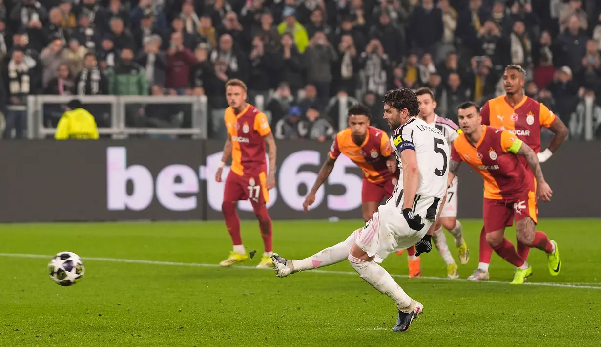 Bermain di kandang sendiri, Juventus tampil spartan dan berhasil ungul 3-0 hingga berakhirnya babak kedua. Gol dicetak oleh Manuel Locatelli (37') (P), Federico Gatti (70'), Weston McKennie (82'). (AP Photo/LaPresse/Fabio Ferrari)