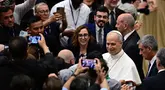Paus Leo XIV (tengah kanan) bertemu dengan para jurnalis dan perwakilan media, di Aula Paul-VI di Vatikan, pada 12 Mei 2025. (Tiziana FABI/AFP)