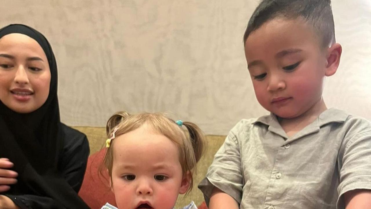 Potret Pertemuan Rayyanza & Baby Kamari saat Umrah, Netizen Sadari Persamaan Keduanya dan Kini Ramai Diperbincangkan