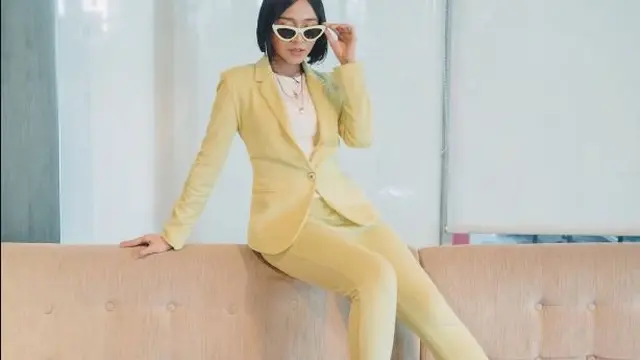 Padu Padan Busana Kuning nan Berani ala Rinni Wulandari