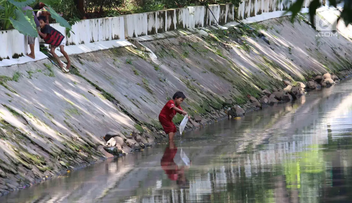 Anak-anak bermain di sungai di Jakarta, Sabtu (7/4). Taman Maju Bersama dan Taman Pintar tersebut juga akan berfungsi sebagai ruang publik, tempat bermain ramah anak, perpustakaan, berolahraga, dan bersosialisasi. (Liputan6.com/Angga Yuniar)
