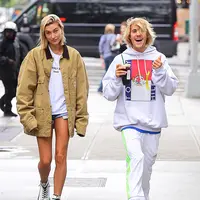 Hailey Baldwin ternyata juga memberikan cincin untuk Justin Bieber sebagai tanda pertunangan mereka. (splashnews HL)