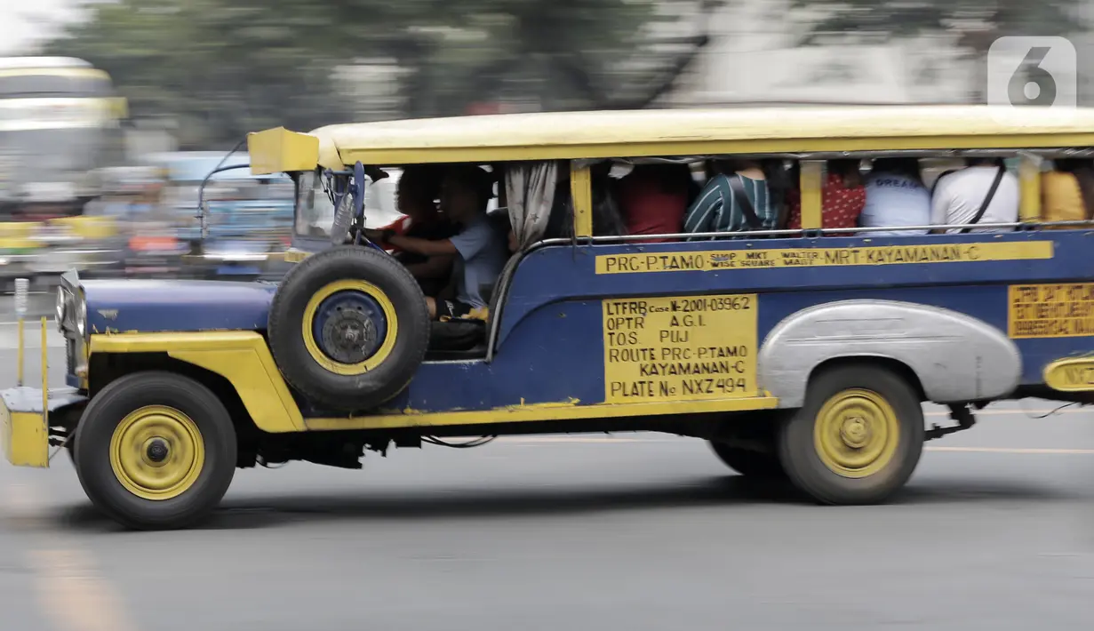 Sebuah mobil Jeepney melintas di antara kemacetan yang terjadi di Manila, Filipina, Jumat (22/11/2019). Jeepney merupakan transportasi umum paling populer dan sudah menjadi ikon di Filipina. (Bola.com/M Iqbal Ichsan)
