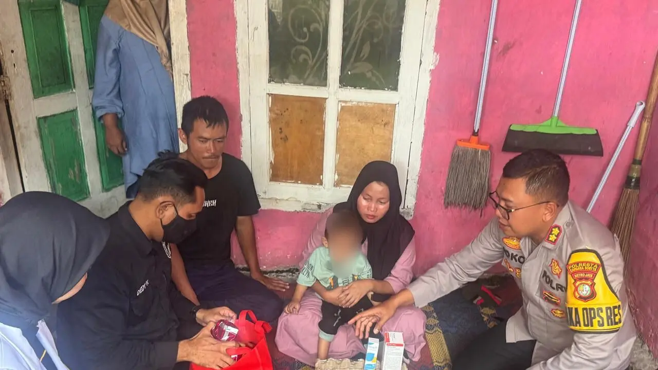 Polres Bandara Soekarno-Hatta (Soetta) jemput bola untuk menangani Paris, balita berusia 2 tahun 6 bulan yang menderita tuberculosis (TBC) dan stunting di Kecamatan Kosambi.