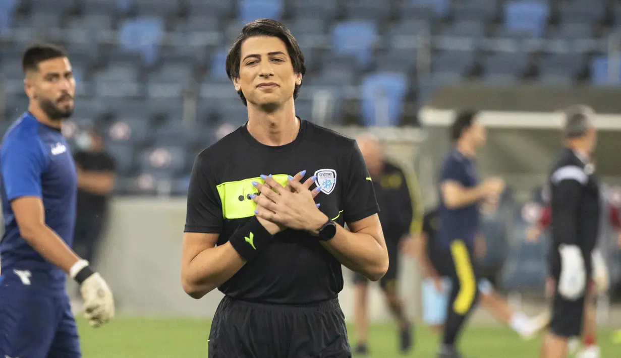 Wasit Sapir Berman menghadiri pemanasan sebelum Liga Premier Israel antara Hapoel Haifa vs Beitar Jerusalem di kota Haifa, Senin (3/5/2021). Wasit sepak bola transgender pertama Israel turun ke lapangan untuk pertama kalinya sejak tampil di depan umum sebagai wanita.  (AP Photo/Sebastian Scheiner)