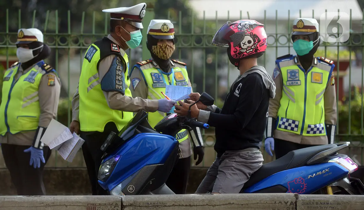 Polisi menindak pengendara sepeda motor yang melanggar aturan lalu lintas di Jalan Pasar Rumput, Manggarai, Jakarta, Selasa (21/7/2020). Polisi akan menggelar Operasi Patuh Jaya 2020 pada 23 Juli sampai 5 Agustus 2020 di seluruh Polda se-Indonesia. (merdeka.com/Imam Buhori)